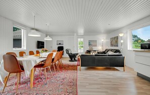 Dining - 5 bedroom awesome home in Fårvang (Fårvang)