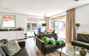 Smart TV, DVD player - 3 bedroom awesome home in Kamperland (Kamperland)
