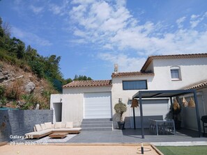 Outdoor dining - Beautiful, peaceful villa close to all amenities (Marseille)