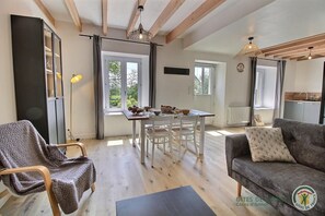 Tv, ett bordtennisbord och böcker