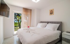 3 bedrooms, travel cot, free WiFi, bed sheets