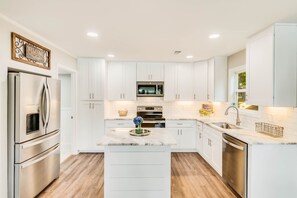 ثلاجة، ميكروويف، فرن، موقد طهي مسطح