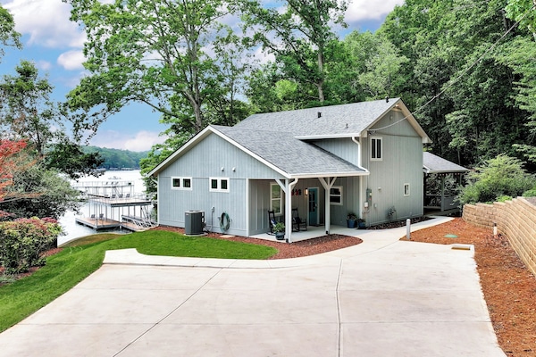 Plenty of parking for cars and a boat trailer.