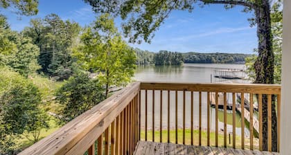 Best Lake Lanier Cove! Great lake views. Huge covered deck. Easy walk to dock