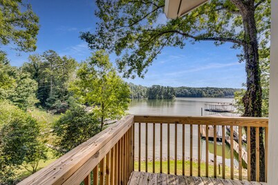Best Lake Lanier Cove! Great lake views. Huge covered deck. Easy walk to dock