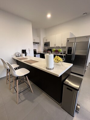 Een koelkast, een magnetron, een oven, een kookplaat