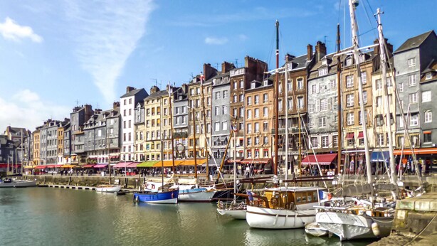 Un porto con edifici storici e imbarcazioni ormeggiate.