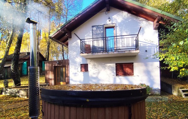 Outdoor spa tub - 2 bedroom pet friendly home in Breze (Breze)