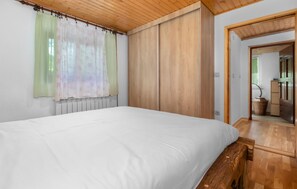 2 bedrooms, iron/ironing board, free WiFi, bed sheets - 2 bedroom pet friendly home in Breze (Breze)