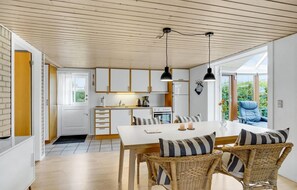 Køleskab, kogeplade, kaffe-/temaskine