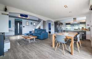TV, table tennis - Gorgeous home in Saint-Laurent-du-Var (Saint-Laurent-du-Var)