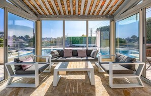 TV, ping pong - Gorgeous home in Saint-Laurent-du-Var (Saint-Laurent-du-Var)