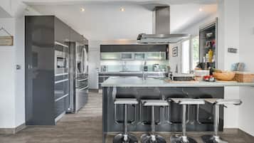 Réfrigérateur, four, plaque de cuisson, lave-vaisselle