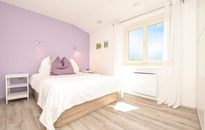 4 bedrooms, travel cot, free WiFi - Gorgeous home in Saint-Laurent-du-Var (Saint-Laurent-du-Var)