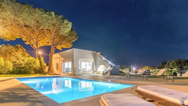 A modern house with a swimming pool, outdoor seating, and a staircase leading to the entrance. - Gorgeous home in Marbella (Marbella)