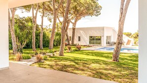 A modern house with a swimming pool, surrounded by trees and a well-maintained lawn. - Gorgeous home in Marbella (Marbella)