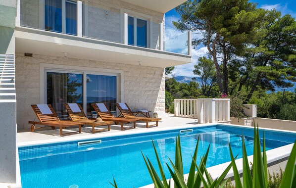 Outdoor pool, a heated pool - Stunning home in Sumartin (Sumartin)