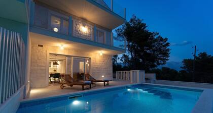 Awesome home in Sumartin