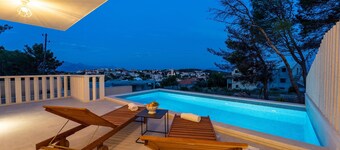 Awesome home in Sumartin