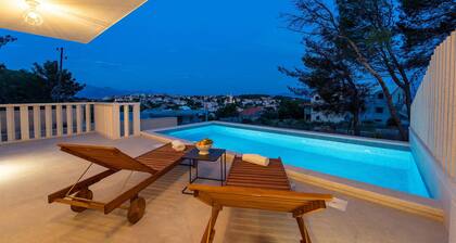 Awesome home in Sumartin