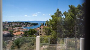 A coastal town with buildings, a church, and a clear view of the sea. - Stunning home in Sumartin (Sumartin)