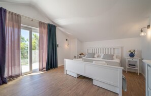3 bedrooms, travel cot, free WiFi, bed sheets