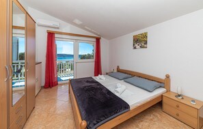 3 bedrooms, travel crib, free WiFi, bed sheets - Awesome apartment in Kastel Sucurac (Kastel Sucurac)