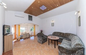 TV - Awesome apartment in Kastel Sucurac with WiFi (Kastel Sucurac)