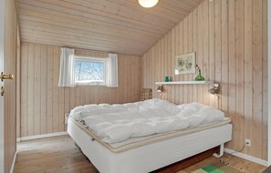 3 bedrooms, travel cot, free WiFi