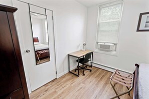 3 habitaciones, tabla de planchar con plancha, wifi y ropa de cama