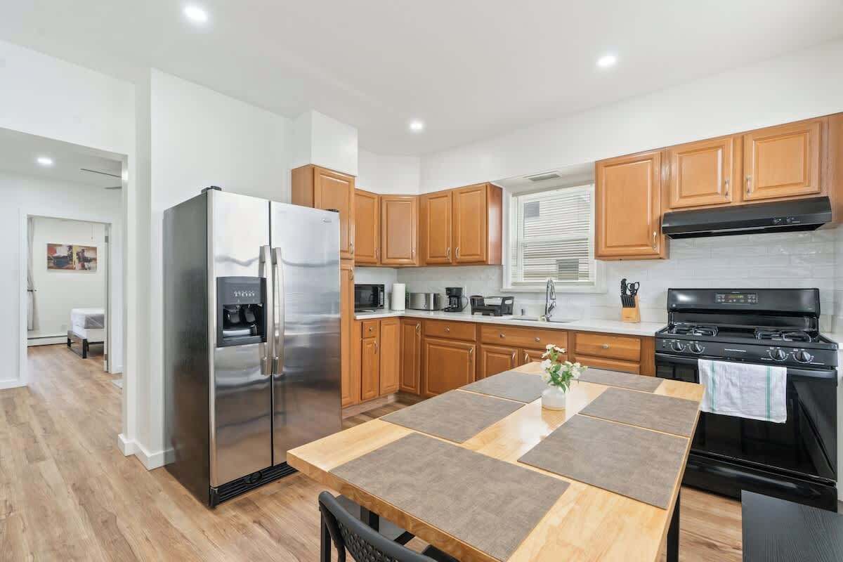 Een koelkast, een microgolfoven, een oven, een kookplaat