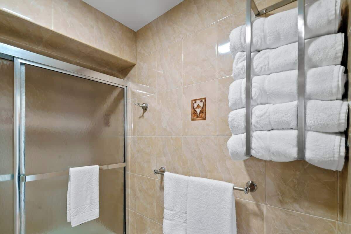 Combined shower/bathtub, hair dryer, towels, soap