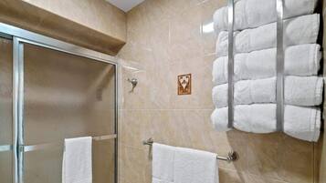 Combined shower/tub, hair dryer, towels