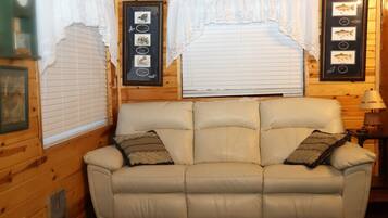 Fernseher, Kamin, DVD-Player