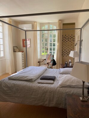 10 quartos, escrivaninha, Wi-Fi de cortesia, roupa de cama