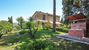 A stone building with a garden, a barbecue area, and a view of the countryside. - 6 bedroom beautiful home in Perdifumo (Perdifumo)