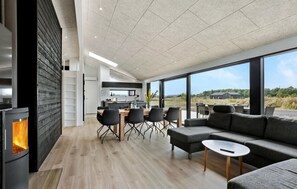 Smart TV, fireplace - Stunning home in Jerup with WiFi (Jerup)