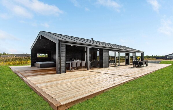 Outdoor dining - Stunning home in Jerup with WiFi (Jerup)