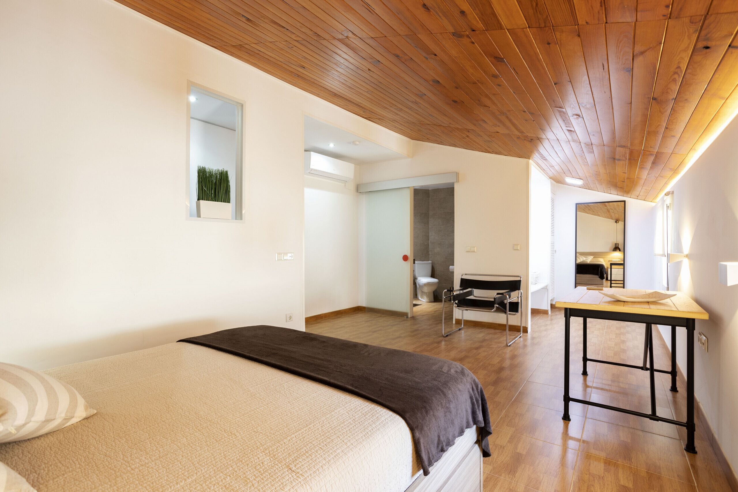 4 slaapkamers, een strijkplank/strijkijzer, gratis wifi, beddengoed