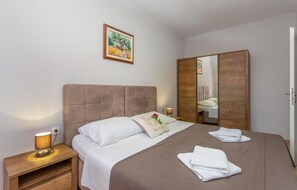 1 habitación, tabla de planchar con plancha, wifi gratis y ropa de cama 
