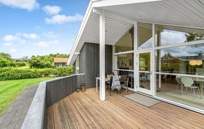 Outdoor dining - Beautiful home in Højslev with WiFi (Højslev)