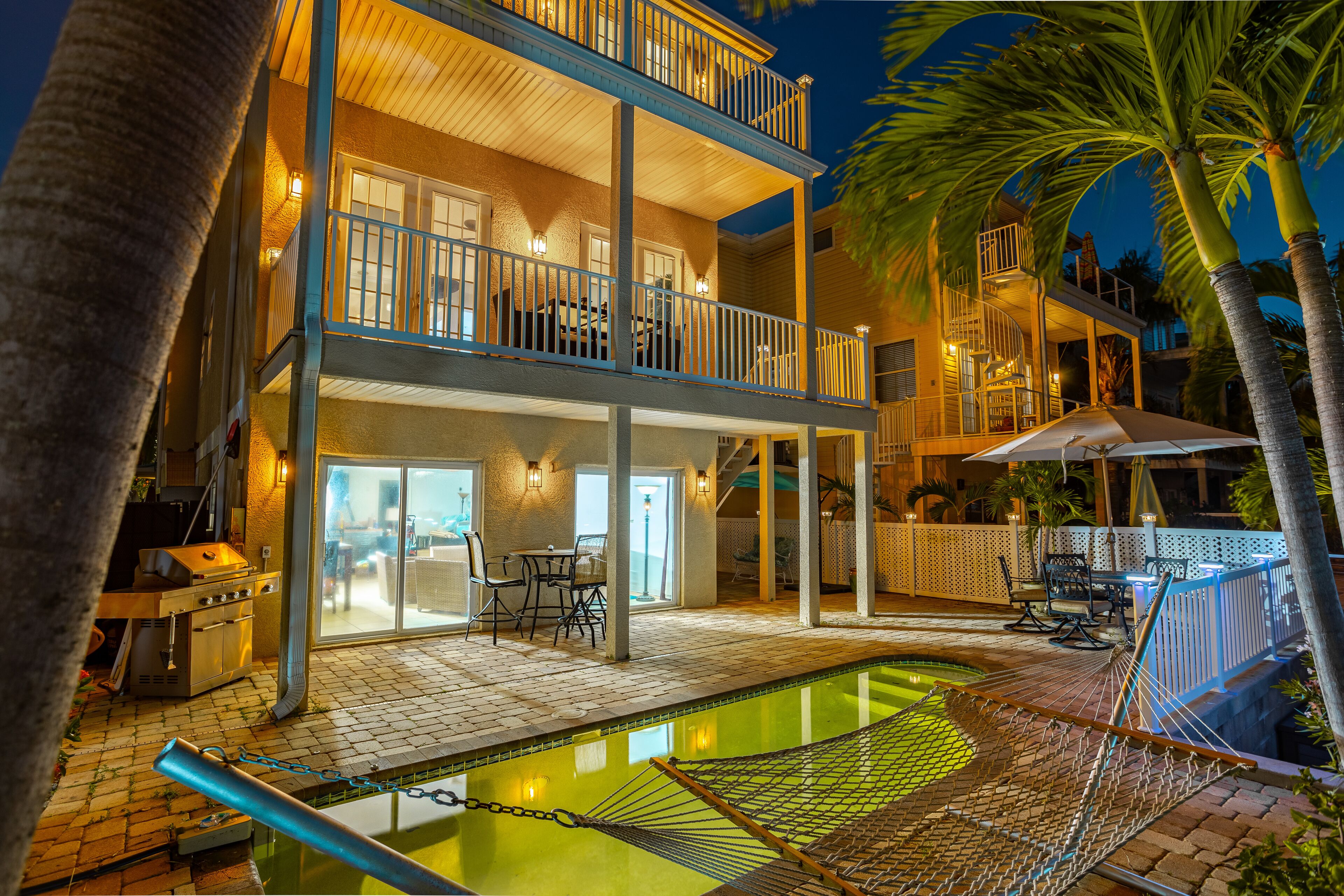 BEACH HOUSE GETAWAY! BEAUTIFUL WATER VIEWS & SUNSETS! PERFECT LOCATION!