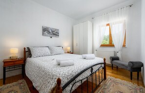 3 bedrooms, travel crib, free WiFi, bed sheets