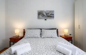 3 bedrooms, travel cot, free WiFi, bed sheets