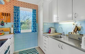 Frigorífico, placa de cocina, cafetera o tetera y utensilios de cocina