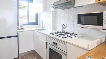 Refrigerador, horno, parrilla de estufa y cafetera y tetera