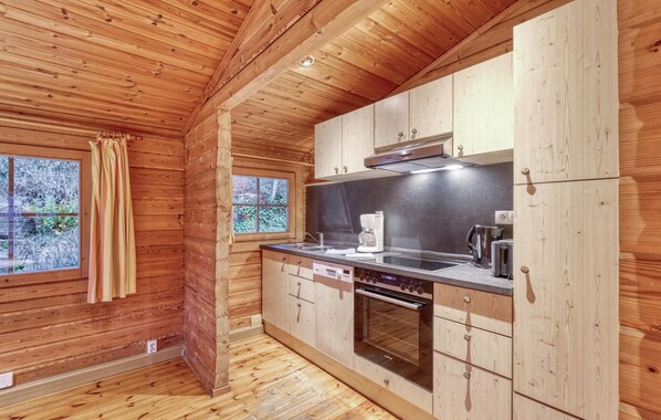 Køleskab, kogeplade, opvaskemaskine, kaffe-/temaskine