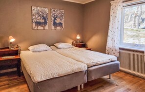 5 bedrooms, travel cot, bed sheets