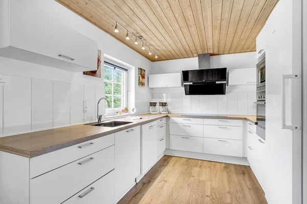 Kjøleskap, kokeplater, oppvaskmaskin og kaffetrakter/tekoker