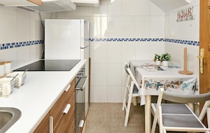 Frigorífic, forn, placa de cuina i cafetera i tetera